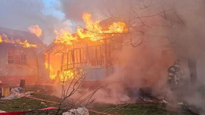 Bărbat de 83 de ani, mort într-un incendiu devastator la Galați. Focul ar fi pornit de la o lumânare lăsată aprinsă