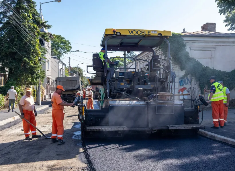 Lucrări de asfaltare pe strada Eroilor din Galați. Conducta magistrală de apă a fost înlocuită
