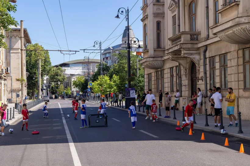 Strada Domnească din Galați devine pietonală în următoarele două weekenduri. Mai multe trasee de transport public vor fi deviate