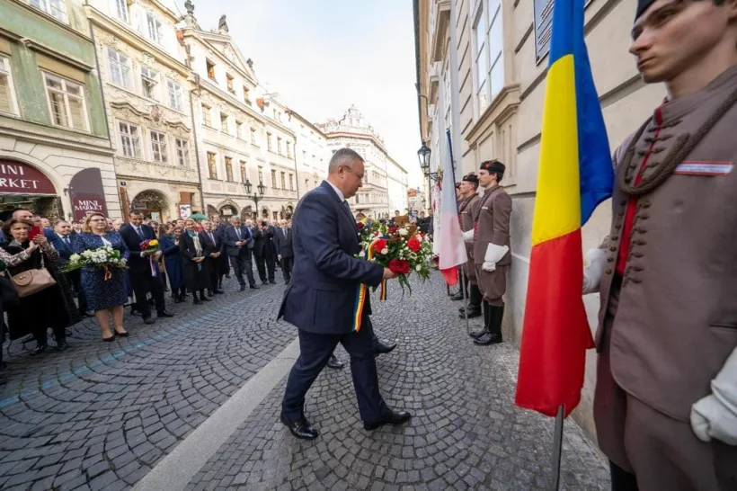 Nicolae Ciucă a depus o coroană de flori la troița de la Dobroutov ridicată în memoria militarilor români care și-au dat viața pentru eliberarea Cehoslovaciei