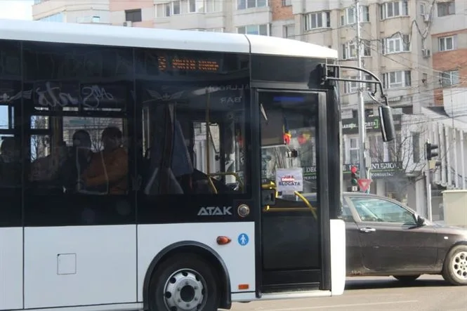 Șoferul unui autobuz i-a dat jos pe toți călătorii, deranjat că în interior era gălăgie