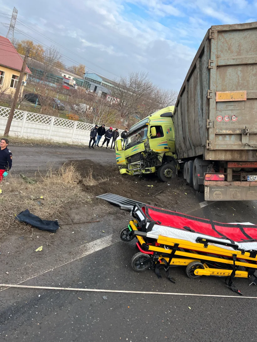 Accident grav la Șendreni: un tir și o autoutilitară s-au izbit violent