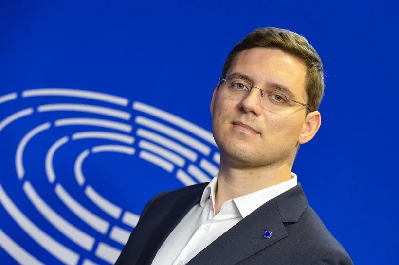 Beneficiile accesului la Schengen pe cale aeriană pentru români, prezentate de europarlamentarul Victor Negrescu