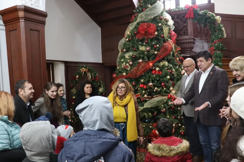 Copiii au colindat la Consiliul Județean Galați. Costel Fotea: Zâmbetele lor au fost cel mai frumos dar