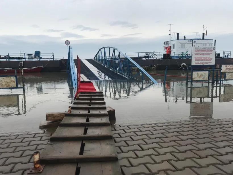 Pasarela de la Trecere Bac Galați-Tulcea, inundată