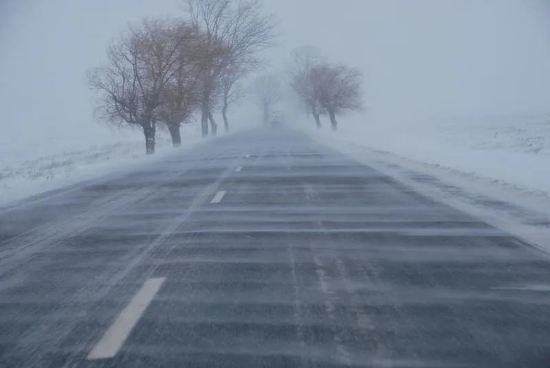 Mai multe mașini au rămas blocate în zăpadă în timpul nopţii, în județul Galați