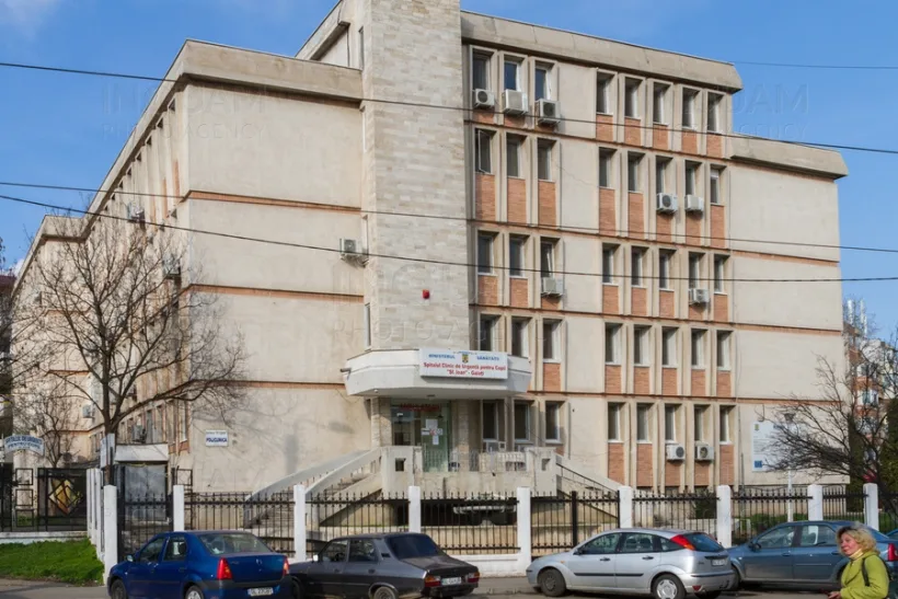 Copil de cinci ani, căzut de la etajul trei al unui bloc din Galați. Care este starea lui
