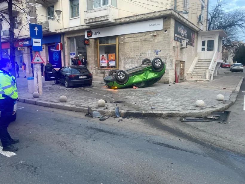 Accident cu cinci victime pe strada Domnească, în centrul orașului Galați: două mașini au ajuns pe trotuar