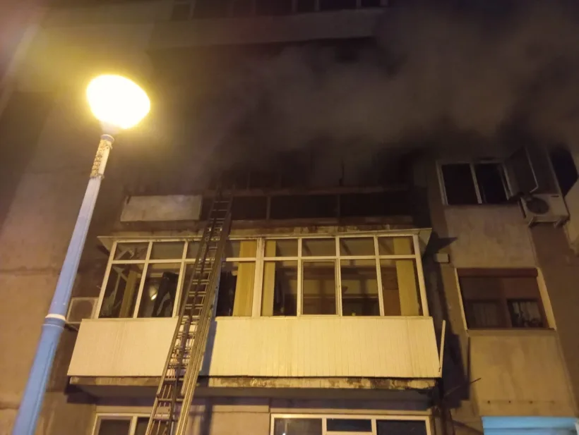 Noapte albă pentru pompierii gălățeni: incendiu într-un bloc, locatari evacuați