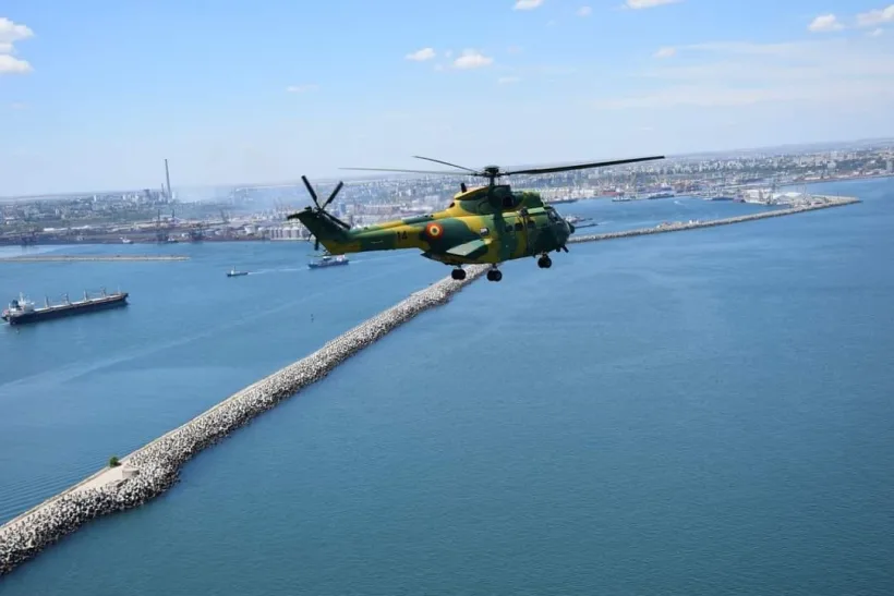 Elicopter al Forțelor Aeriene Române, în misiune de căutare pe mare