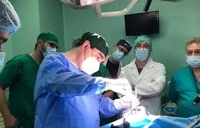 Intervenție în premieră naţională. Copil operat pe creier în semiîntuneric de o tumoră gigant de 10 centimetri