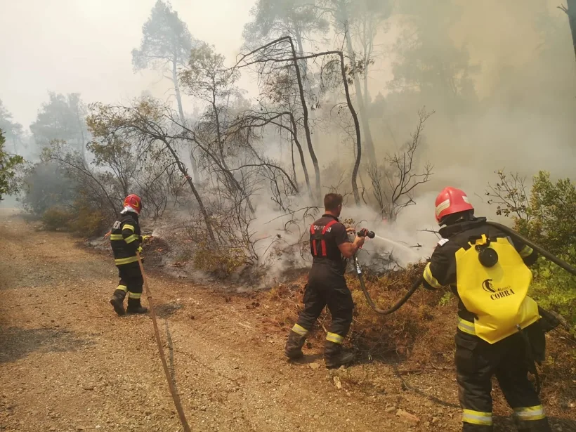 Pompierii români luptă, în continuare, cu incendiile de vegetație din Grecia
