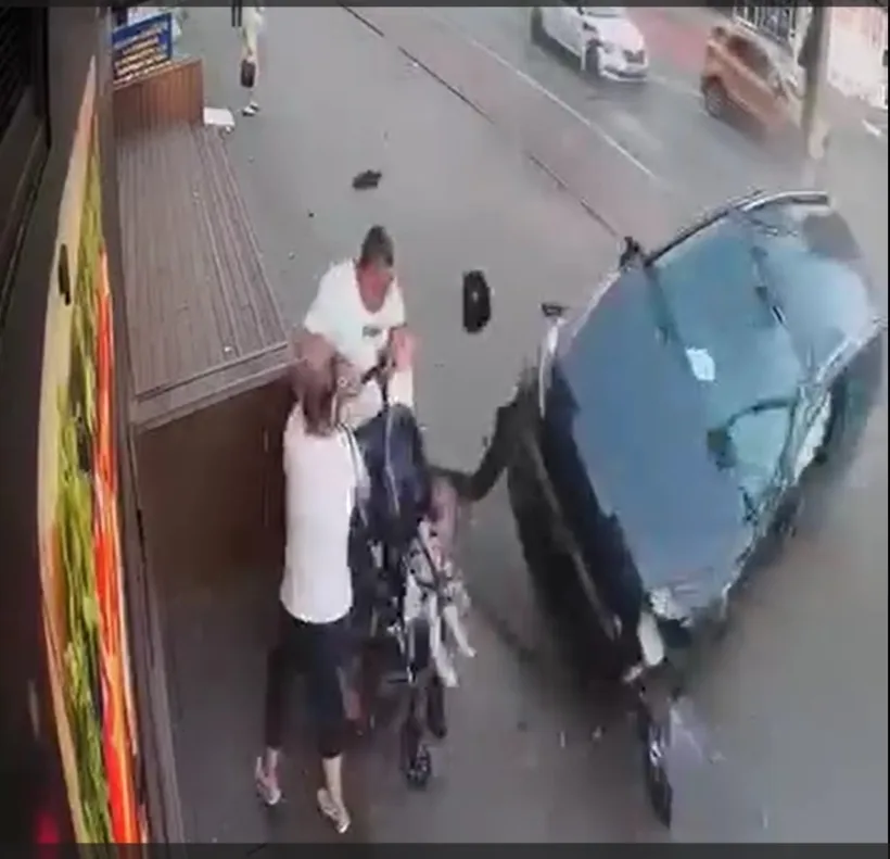 Un bebeluș a fost salvat chiar în ultima clipă de tatăl său, după ce o mașină a plonjat pe trotuar