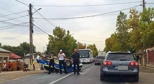 Autospecială a Poliției răsturnată, după ce a fost lovită de o mașină condusă de o femeie din Galați