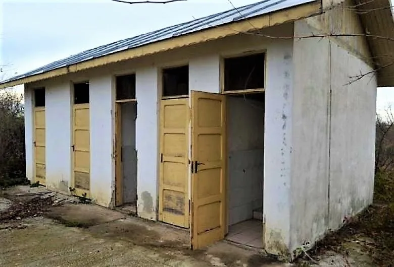 70 de unități de învățământ din România au grup sanitar în curte