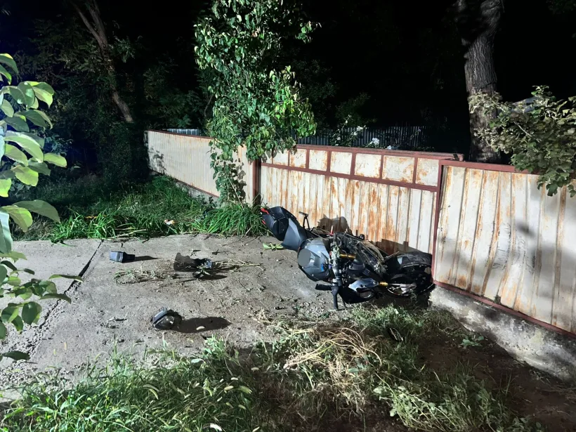 Un motociclist de 25 de ani a murit, după ce s-a lovit violent cu motocicleta de un stâlp de iluminat și apoi de un gard