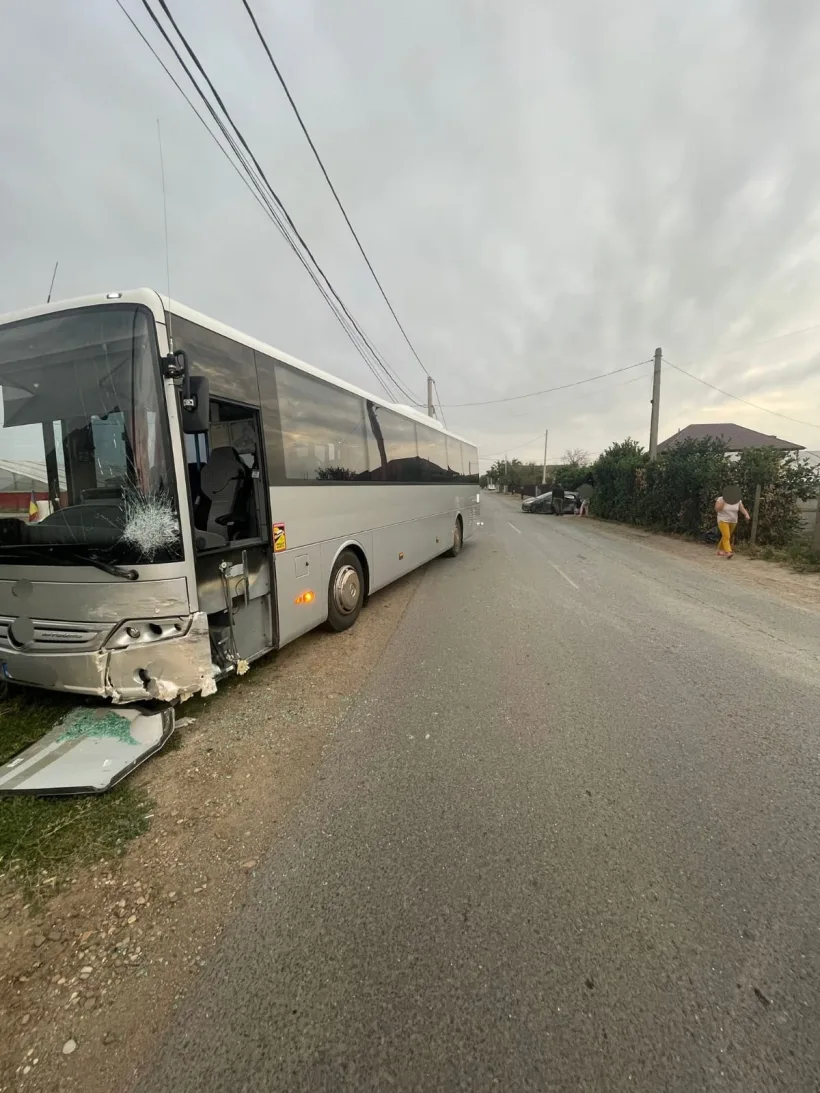Un autobuz care transporta 50 de elevi, implicat într-un accident la Matca
