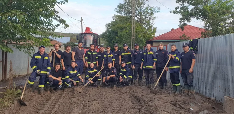 Se înlocuiesc efectivele de pompieri care intervin în comunele inundate