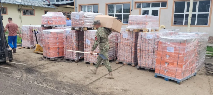 Guvernul a alocat aproape 700.000 de conserve și alte alimente, peste 52.000 de echipamente de cazarmament și 400 de module dormitor pentru comunele afectate de inundații