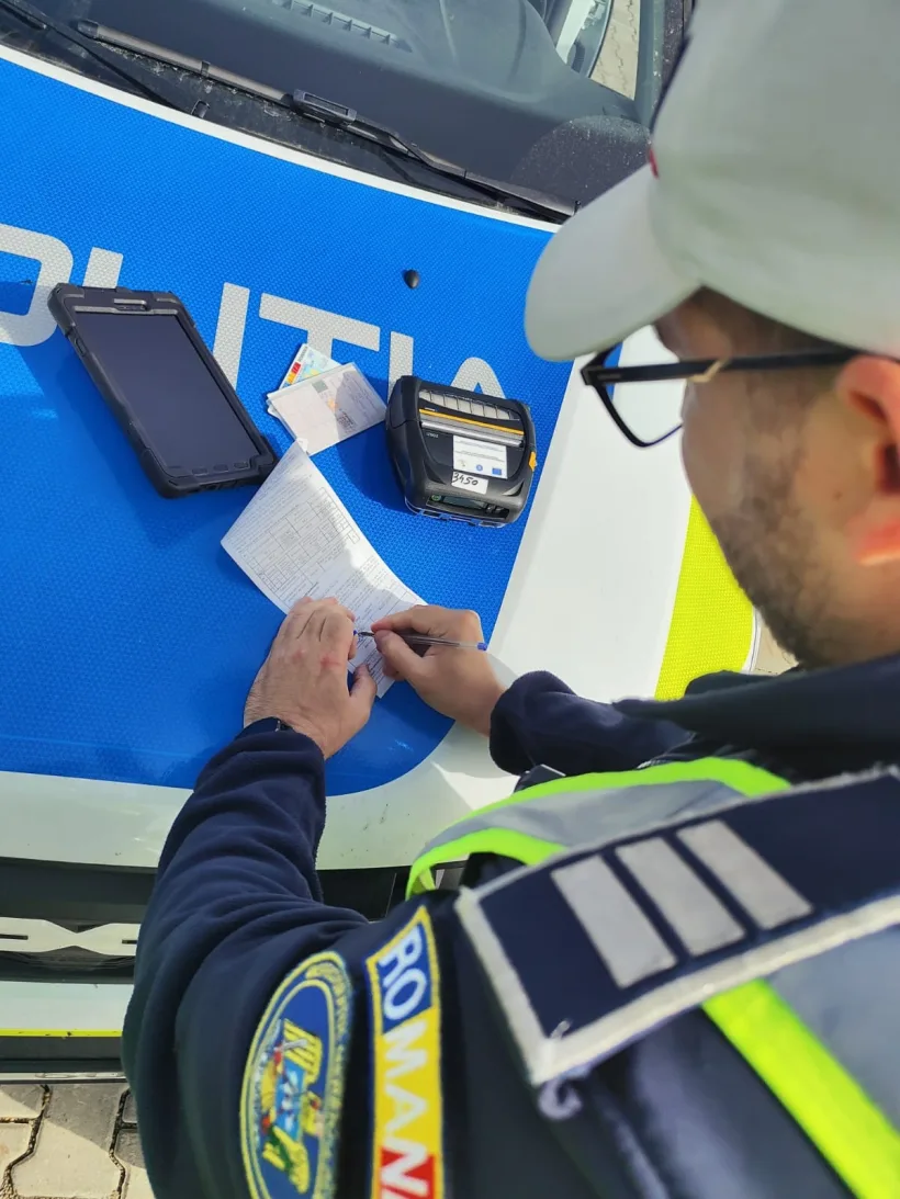 Polițiștii gălățeni au fost dotați cu tablete și imprimante portabile care permit generarea imediată a proceselor verbale