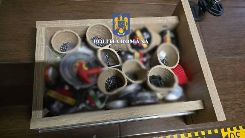 Poliția a descoperit o rețea de comerț ilegală cu arme și muniții vândute online