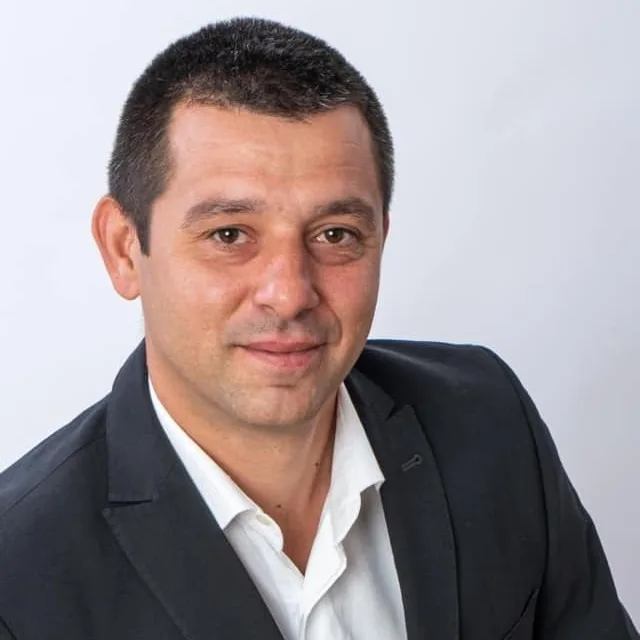 Un deputat PNL din Brăila a lovit intenționat masina soției, în trafic