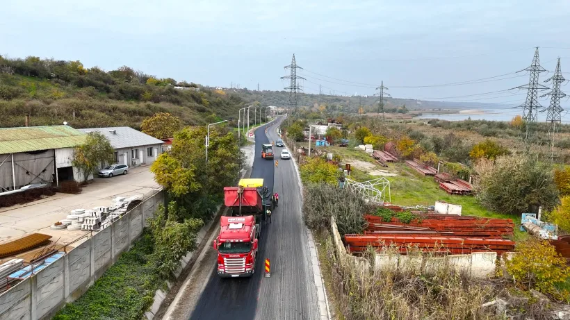 A început asfaltarea pe tronsonul 4 al Drumului de Centură, între Bariera Traian și Calea Prutului