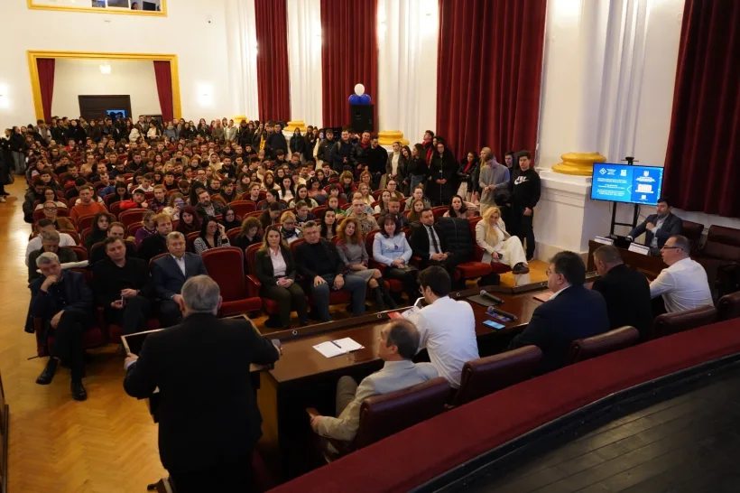 PREMIERĂ NAȚIONALĂ: Ghidul pentru situații de criză a fost distribuit astăzi la Galați