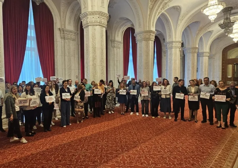 Protest spontan la Senat. Ilie Bolojan a fost luat la rost de către angajați: „Vă vom da în judecată!”