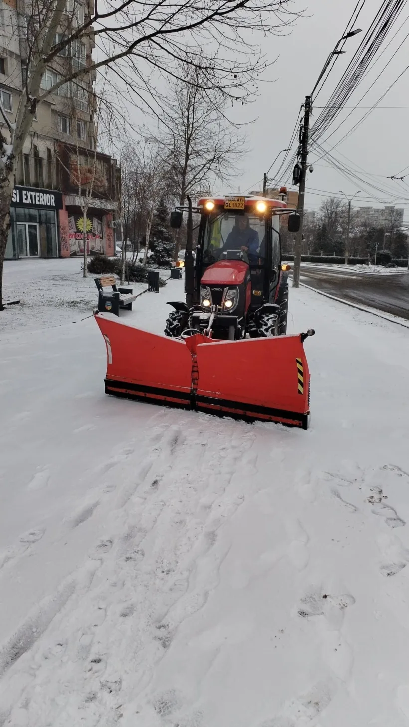 Mobilizare pe străzile Galațiului: acționează 100 de lucrători pentru deszăpezire