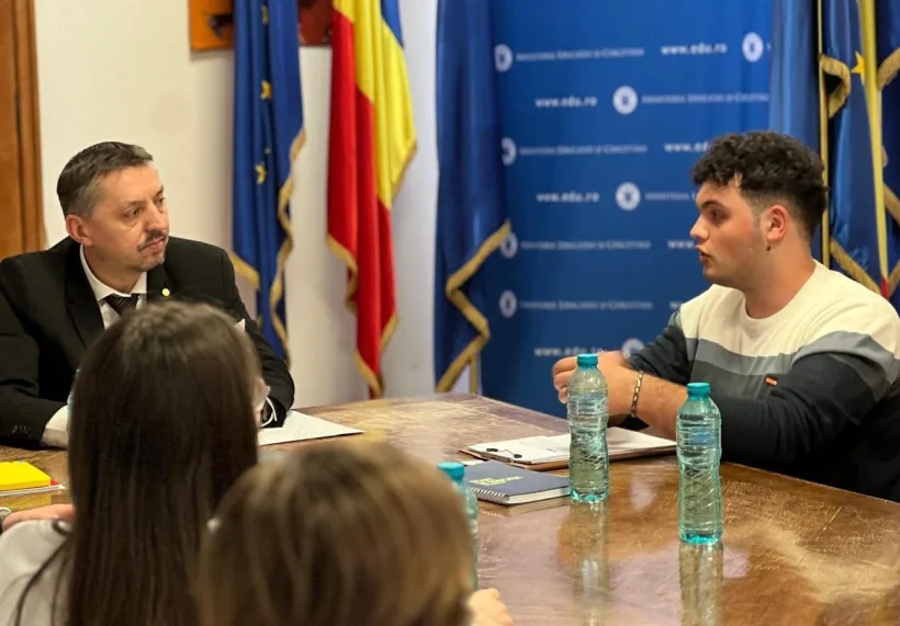 Ministrul Educației și Cercetării  în fața  copiilor din mediul rural
