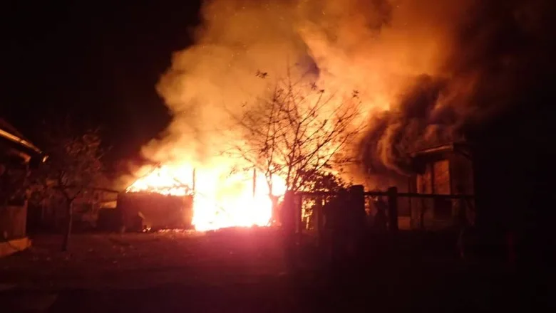 O casă a luat foc în județul Galați, din cauza jarului căzut din sobă