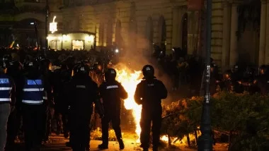 Patru protestatari reţinuţi după violenţele susţinătorilor lui Georgescu din faţa BEC