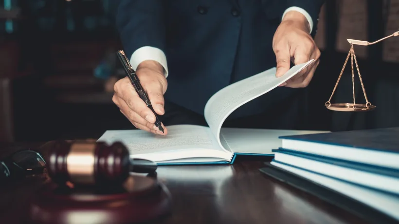 S-a dat drept avocat timp de 11 ani și a încasat bani de la clienți
