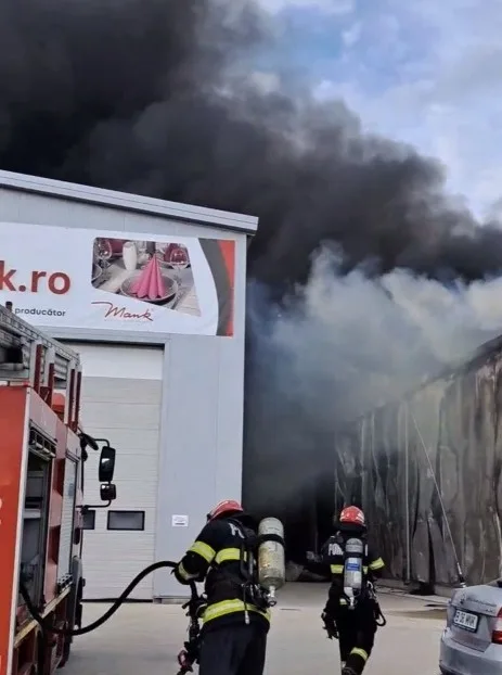 Incendiu puternic la un depozit de panouri fotovoltaice de lângă Galați
