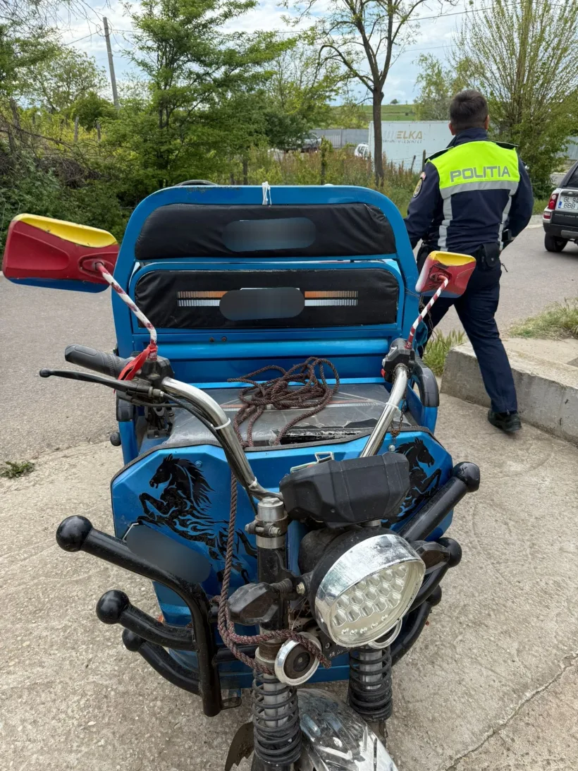 Un pensionar de 73 de ani a ajuns la spital, după ce vehiculul în care se afla s-a răsturnat