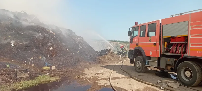 Incendiu de proporții la groapa de gunoi din Șendreni. Pompierii intervin în forță