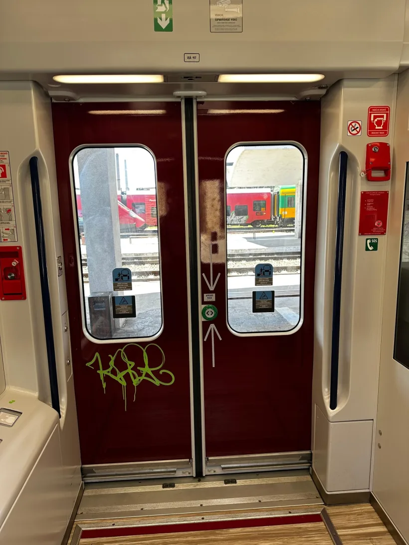 Primul tren electric adus în România, vandalizat la nici un an de la intrarea pe traseu