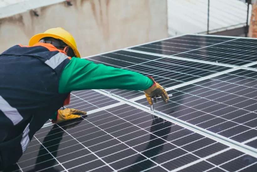 Parc fotovoltaic pe blocuri în cartierul Micro 17