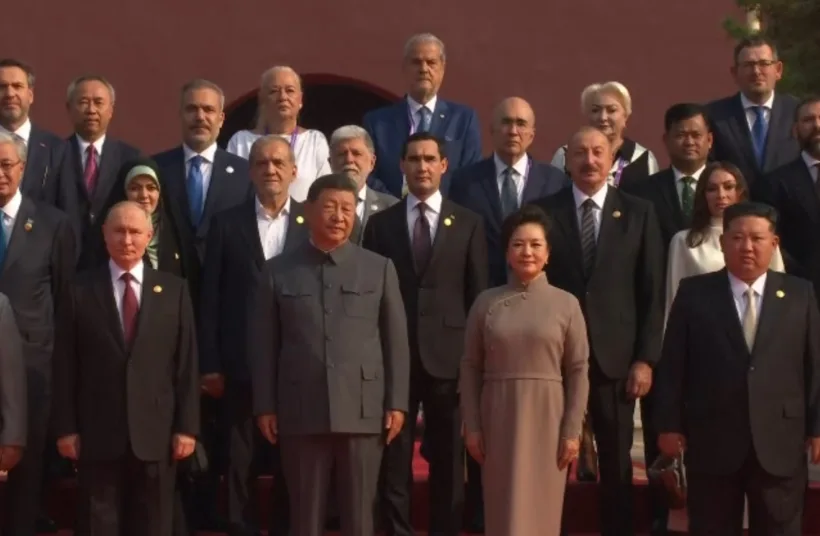 Dăncilă şi Năstase, alături de Xi Jinping, Vladimir Putin și Kim Jong Un la parada militară de la Beijing