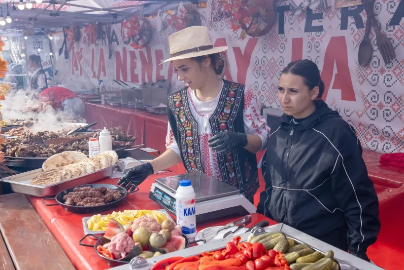 Muzică, gastronomie și culoare la Târgul de Toamnă din Piața Centrală