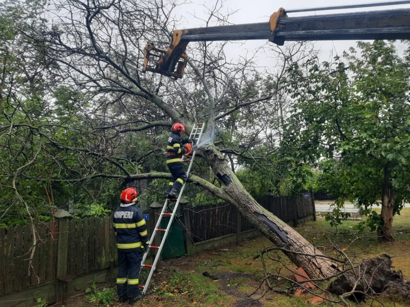 Cod portocaliu și avertizări meteo: peste 1.600 de misiuni SMURD și ISU în 24 de ore