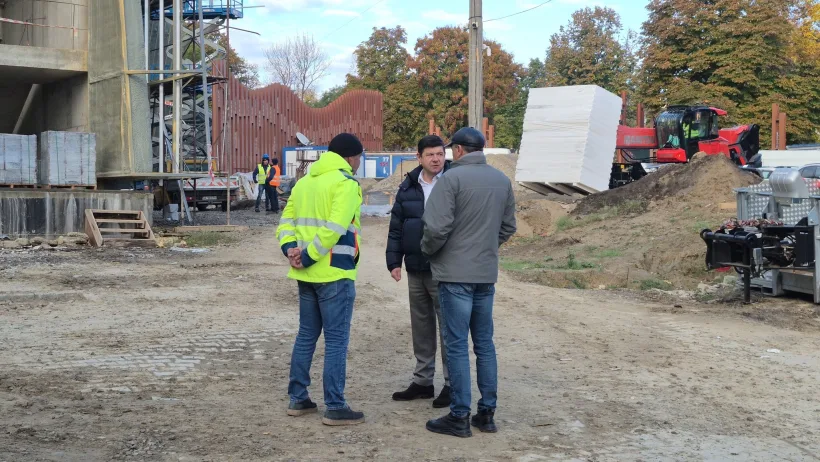 Costel Fotea, în inspecție la noul Muzeu de Artă Vizuală: aproape 100 de muncitori pe șantier