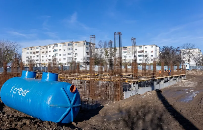 Parcare supraetajată și spații de joacă pentru copii într-un cartier din Galați