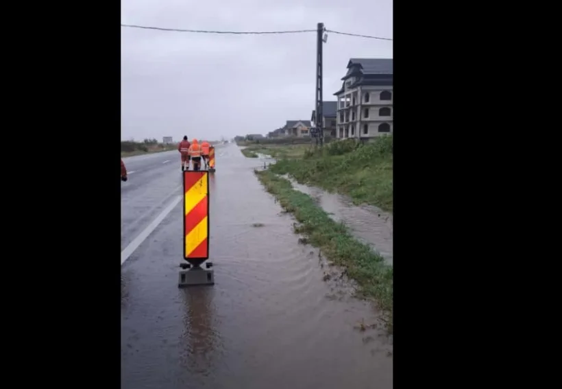 Trafic afectat în județul Galați din cauza acumulărilor de apă pe carosabil