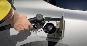 Accize majorate pentru carburanți și alcool: Plinul auto va costa până la 16 lei în plus