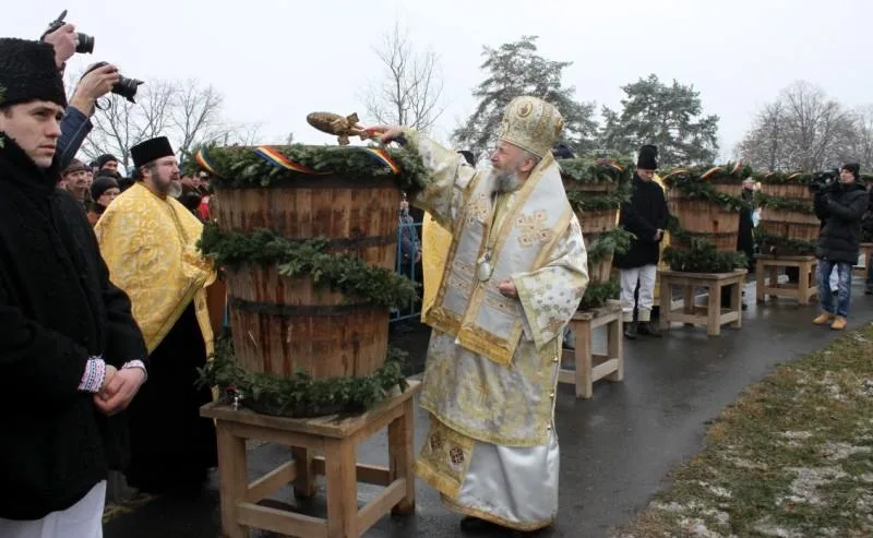 De Bobotează, credincioșii se adună pe malul Dunării pentru procesiuni, slujbe și lansarea crucii în apă