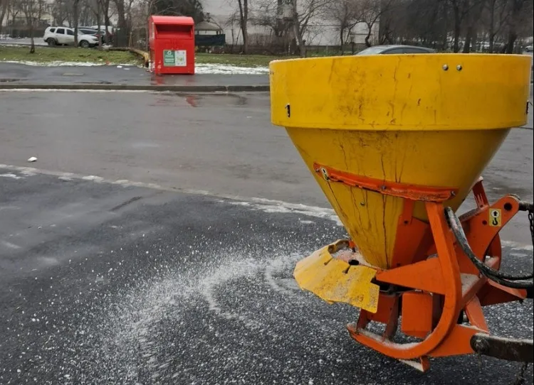 Străzi și trotuare alunecoase la Galați. Primăria anunță intervenții non-stop