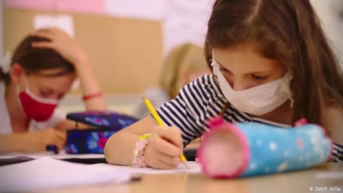 Arafat: "Angajatorul direct al profesorului, fie ca e școala, inspectoratul sau ministerul, trebuie să asigure mască"