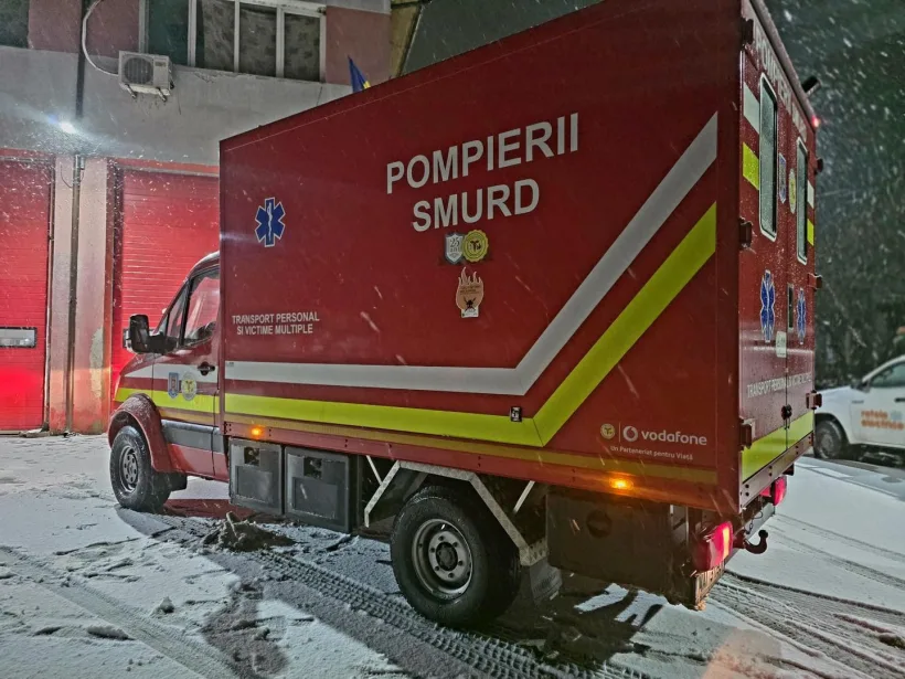 Mașini blocate în județul Galați din cauza iernii: intervenție a utilajelor și echipajelor de poliție în zonă